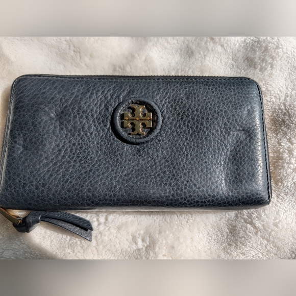 Tory Burch Handbags - Tory Burch Black Leather Zip Around Wallet Gold Logo Wallet